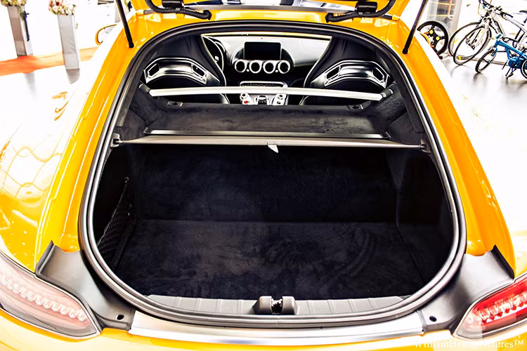 Xe được trang bị 3 chế độ vận hành bao gồm "C" (Controlled Efficiency), "S" (Sport), "S+" (Sport Plus) và "I" (Individual) - cá nhân hóa. Riêng chế độ lái "Race" chỉ được trang bị trên phiên bản AMG-GT S, cả hai phiên của AMG-GT đều có thêm nút kích hoạt chế độ sang số bằng tay thông qua cặp lẫy số trên vô-lăng ở mọi chế độ vận hành.