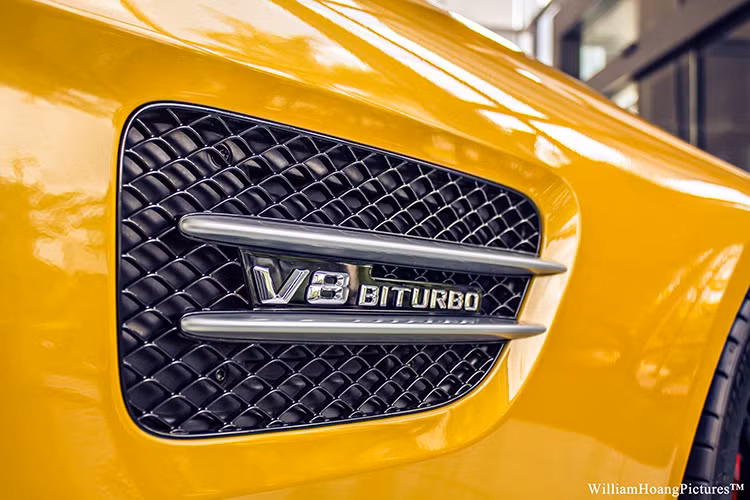  Với tỷ lệ thiết kế kinh điển, mũi xe dài, nắp capô cơ bắp, khoang lái được đẩy tối đa về phía sau và thiết kế đuôi xe dạng fastback năng động. Cấu trúc động cơ đặt giữa ở phía trước, mẫu xe này mang đến cho người lái những trải nghiệm lái cực kỳ phấn khích.