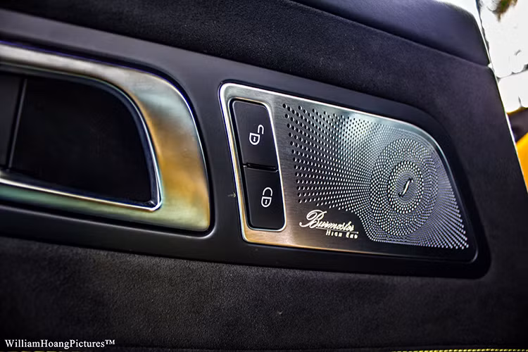 Xe được trang bị hệ thống âm thanh vòm Burmester® high-end 11 loa, công suất 1000 watt. Hệ thống điều hòa khí hậu tự động đa vùng.