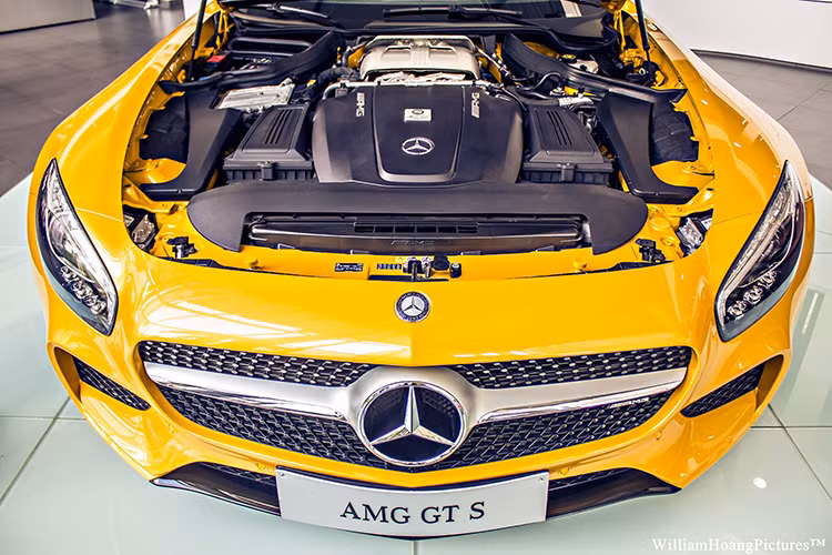 Mercedes cũng cho phép người điều khiển lựa chọn 3 chế độ hoạt động của hệ thống cân bằng điện tử gồm "ESP On" (kích hoạt cân bằng điện tử), "ESP Sport Handling Mode" (cân bằng điện tử với chế độ lái thể thao) và "ESP Off" (tắt hoàn toàn cân bằng điện tử). Hệ thống treo của AMG-GT cũng có thể điều chỉnh với ba mức khác nhau như Comfort (thoải mái), Sport (thể thao), Sport Plus (thể thao tăng cường).