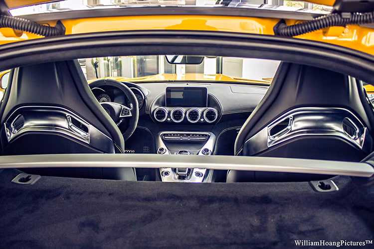 Mercedes-Benz AMG-GT S được thiết kế với cửa sổ trời Panorama siêu rộng, nội thất ốp chrome màu bạc AMG. Ghế ngồi được thiết kế theo phong cách những chiếc xe đua với chỉ khâu màu tương phản.