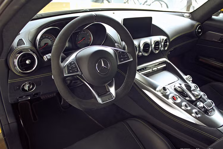 Trên màn hình trung tâm 8,4 inch có thể kết nối Bluetooth, các cổng kết nối đa phương tiện giúp kết nối thiết bị bên ngoài; trình duyệt Internet; chức năng điều khiển bằng giọng nói; touchpad điều khiển cảm ứng trên bệ trung tâm; hệ thống dẫn đường &amp; định vị vệ tinh toàn cầu GPS tích hợp bản đồ Việt Nam.