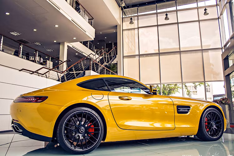 Mercedes-Benz AMG-GT S sử dụng khối động cơ V8 dung tích 4.0 lít cho sức mạnh lên đến 510 mã lực tại vòng tua 6.250 vòng/phút, momen xoắn cực đại 650Nm tại 1750 đến 4750 vòng/phút. Xe khả năng tăng tốc từ 0-100km/h chỉ trong 3,8s và tốc độ tối đa có thể đạt 310 km/h. Mức tiêu thụ nhiên liệu trung bình là 9,4 lít cho 100 km.