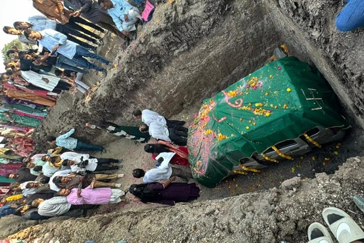 Sanjay Polara, nông dân đến từ Amreli, Gujarat, Ấn Độ, đã tổ chức buổi lễ chôn cất chiếc Suzuki Maruti Wagon R đã 14 năm tuổi của gia đình. Buổi lễ có khoảng 1.500 người tham dự, thậm chí có cả linh mục đọc kinh tiễn biệt. Cuối cùng, máy xúc đổ đất cát lên để đưa chiếc xe đến nơi an nghỉ cuối cùng.