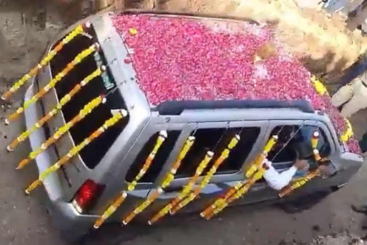 Mới đây, một video được chia sẻ trên mạng xã hội X (trước đây là Twitter) cho thấy đây là tang lễ xe Suzuki Wagon R Silky Silver Colour (ở Ấn Độ gọi là Maruti Wagon R) đang lao xuống một hố sâu chừng 4,5m. Có thể thấy tiếng kèn trống vang lên khắp nơi. 