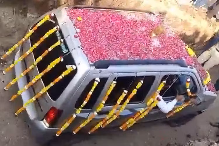 Mới đây, một video được chia sẻ trên mạng xã hội X (trước đây là Twitter) cho thấy đây là tang lễ xe Suzuki Wagon R Silky Silver Colour (ở Ấn Độ gọi là Maruti Wagon R) đang lao xuống một hố sâu chừng 4,5m. Có thể thấy tiếng kèn trống vang lên khắp nơi. 