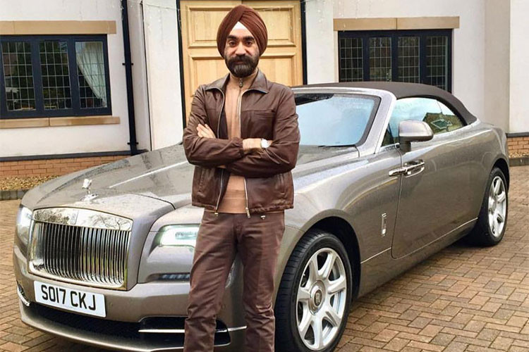 Chiếc Rolls-Royce Dawn màu nâu đặc biệt được chủ nhân trang bị mui nỉ màu "ton sur ton" nhưng đậm hơn. Chiếc màu trắng lại đi kèm mui màu đỏ tương phản. Riêng chiếc màu đỏ sử dụng mui nỉ màu đen.