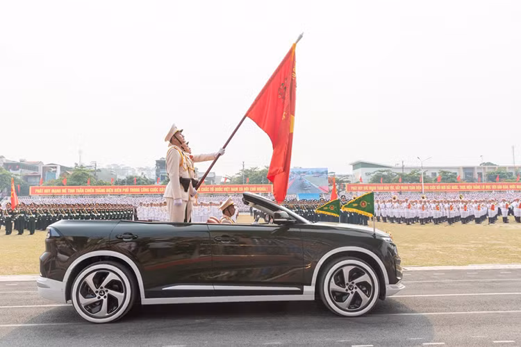 SUV dien VinFast VF9 bat ngo lo dien phien ban mui tran-Hinh-4