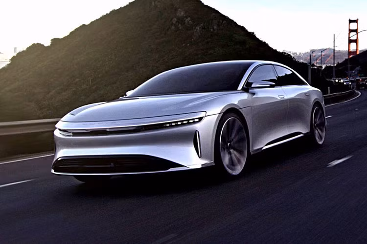 Sau khi giới thiệu sản phẩm xe điện Air vào năm ngoái, tới lúc này hãng Lucid đã công bố giá bán siêu xe điện Lucid Air là 52.500 USD (khoảng 1,18 tỷ đồng) cho bản tiêu chuẩn của chiếc xe này. Đây là mức giá rất cạnh tranh so với Tesla Model S (khoảng 71.300 USD - 1,6 tỷ đồng), hứa hẹn sẽ tạo nên cuộc ganh đua quyết liệt nhằm thu hút khách hàng.