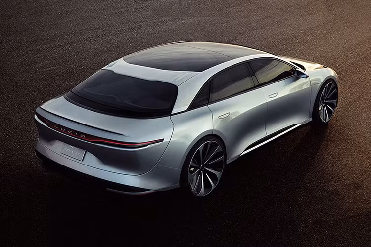 Trên lý thuyết, Lucid Air có thể tăng tốc từ 0-97 km/h trong 2,5 giây, giống Tesla Model S P100D. Theo Giám đốc Công nghệ Lucid Peter Rawlinson chia sẻ, “Chúng tôi tin rằng chúng tôi tạo ra một chiếc xe điện ở cấp độ cao hơn một bậc. Chiếc xe tốt và phù hợp với thời đại mới".