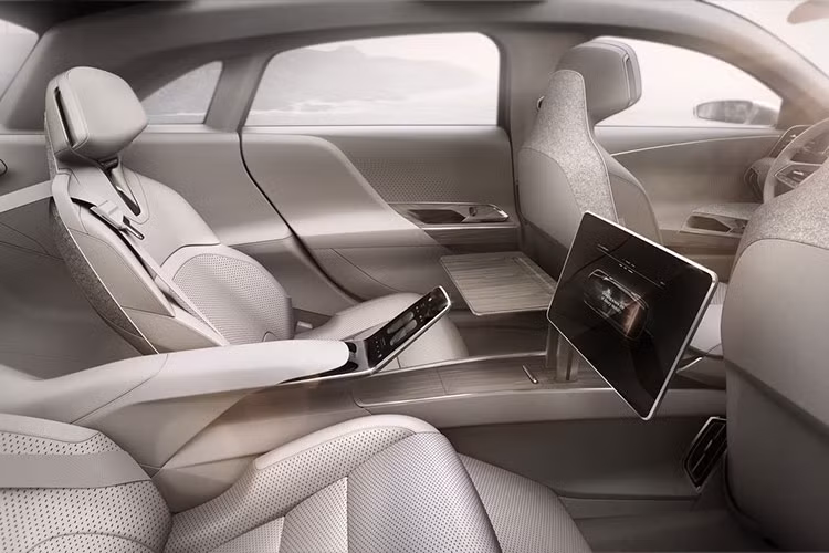"Trái tim" của Lucid Air là 2 mô-tơ diện nằm trên cầu trước và sau. Khi kết hợp với nhau, 2 mô-tơ điện này tạo ra công suất tối đa lên đến 1.000 mã lực. Theo nhà sản xuất, Lucid Air có 2 tùy chọn pin khác nhau với công suất 100 kWh và 130 kWh. Trong đó, cụm pin 130 kWh giúp Lucid Air có thể hoàn thành quãng đường 560 km sau mỗi lần sạc đầy.