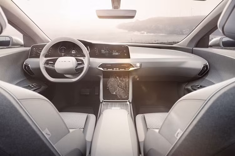 Bên trong nội thất của Lucid Air có ghế sau bọc da màu trắng và ngửa tùy ý, được vây quanh bằng kính. Hàng ghế sau còn có các màn hình tương tác tiện lợi. Phía trước là bảng táp-lô được thiết kế theo phong cách tối giản với 2 màn hình dành cho cụm đồng hồ và hệ thống thông tin giải trí.