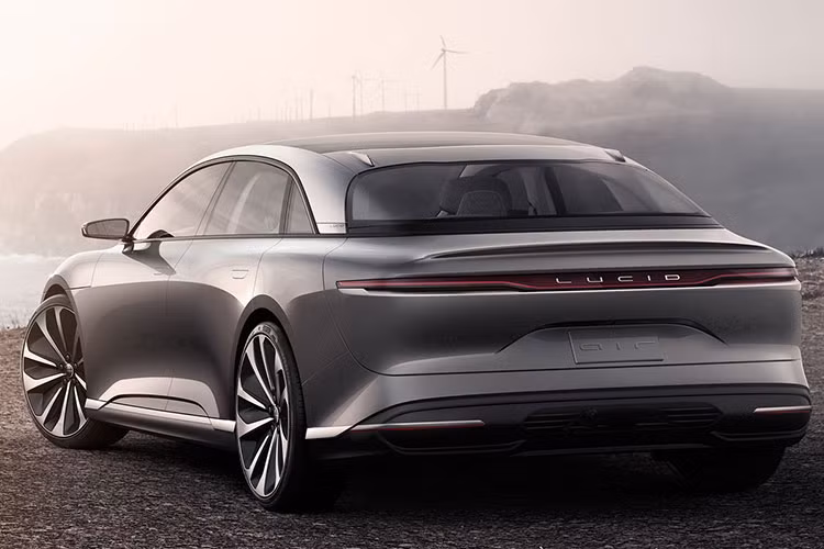 Một trong những điểm nhấn trong thiết kế của xe điện Lucid Air này chính là cụm đèn pha. Theo đại diện của hãng xe điện này cho biết, mẫu xe Lucid Air mới này sở hữu cụm đèn pha độc đáo chưa từng có trong ngành công nghiệp ôtô từ trước đến nay, đặc biệt Lucid Air không sử dụng đèn pha bóng đơn thông thường.