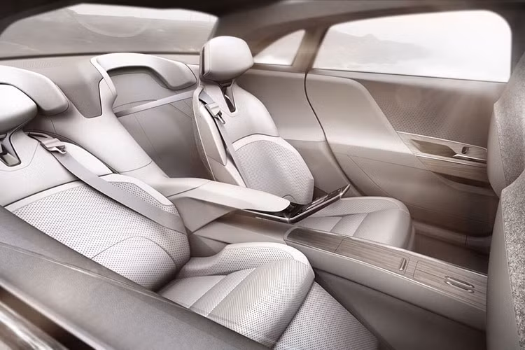 Hàng ghế sau có thể điều chỉnh ngả giúp bạn quan sát bầu trời thông qua cửa sổ toàn cảnh phía trên. Giống như đối thủ, Lucid Air có khả năng tự lái. Giao diện điều khiển đa màn hình của Air được thiết kế liền mạch, trực quan cùng với đó là nhiều tính năng giải trí hiện đại nhất.