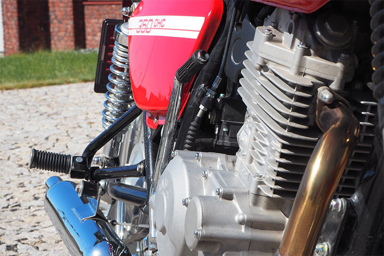 Vẫn có dạng 2 xi-lanh thẳng hàng nhưng do đã được nâng cấp lên công nghệ 4 kỳ, động cơ này sử dụng công nghệ xú páp đơn SOHC với 2 van trên mỗi xi-lanh. Để có thể đáp ứng được tiêu chuẩn khí thải Euro 4, Jawa 350 OHC cũng sử dụng hệ thống phun xăng điện tử.