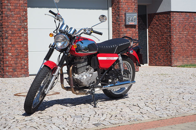 Từng một thời nổi tiếng với những dòng xe 2 kỳ, nhưng sau hàng chục năm hiện hãng xe máy Jawa Tiệp Khắc đã gần như "chìm vào quên lãng" trước các dòng xe máy Nhật Bản thông dụng và có mức giá rẻ hơn.