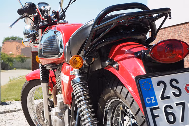 Đuôi xe thiết kế cũng không thay đổi nhiều so với người tiền nhiệm trước đây với đèn hậu hình quả trắm, xi nhan tròn cùng với baga đèo hàng phía sau được sơn đen tĩnh điện... dè chắn bùn trước và sau thiết kế lớn.