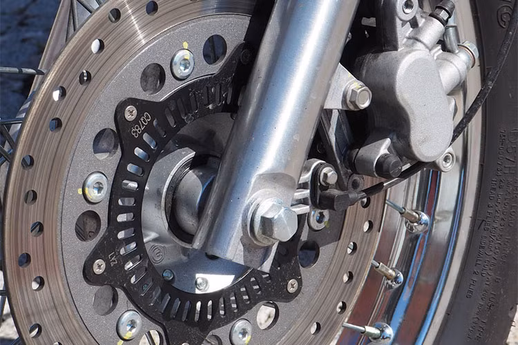 Để có thể đạt những tiêu chuẩn khắt khe của châu Âu cũng như khắc phục sự bất tiện, thiếu an toàn của phiên bản cũ, xe đã được cập nhật hàng loạt công nghệ mới. Cụ thể phía trước xe đã được nâng cấp lên phanh đĩa có đường kính 280 mm và trang bị hệ thống phanh ABS. Tuy nhiên hệ thống phanh sau vẫn có dạng tang trống.