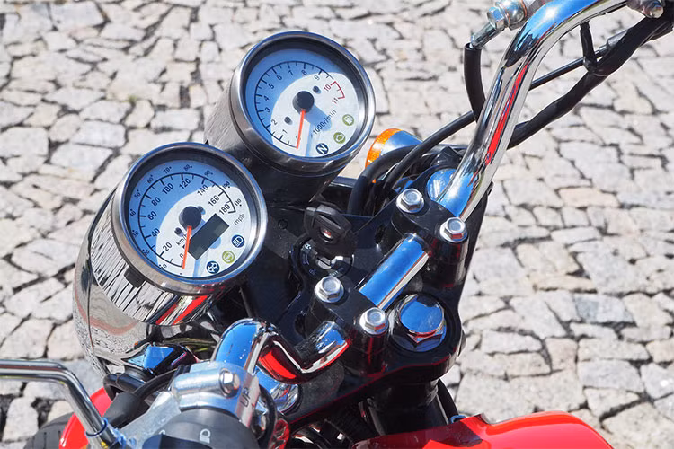 Bảng đồng hồ trên Jawa 350 OHC cũng giữ thiết kế cổ điển, nhưng đã được "hiện đại hóa" với màn hình LCD nhỏ chỉ báo thông tin về quãng đường. Ngoài ra, người dùng cũng không phải đạp nổ để khởi động như những chiếc Jawa 350 2 kỳ năm xưa, do chiếc xe đã được tích hợp hệ thống đề.