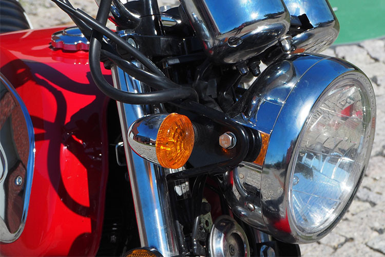 Dù đã được "hiện đại hóa" nhưng về thiết kế, phiên bản của mẫu xe môtô Jawa 350 OHC 4 kỳ hoàn toàn mới này cũng vẫn giữ nguyên kiểu dáng của mẫu xe 2 kỳ huyền thoại năm xưa.