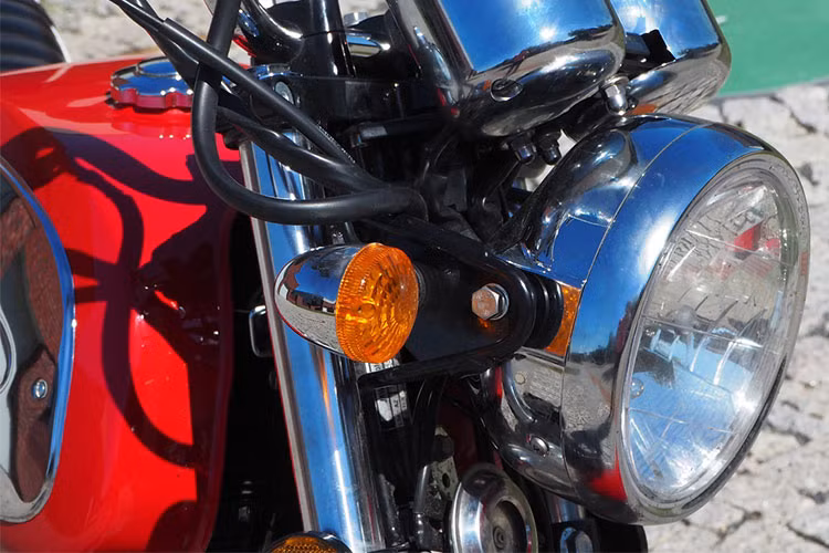 Dù đã được "hiện đại hóa" nhưng về thiết kế, phiên bản của mẫu xe môtô Jawa 350 OHC 4 kỳ hoàn toàn mới này cũng vẫn giữ nguyên kiểu dáng của mẫu xe 2 kỳ huyền thoại năm xưa.