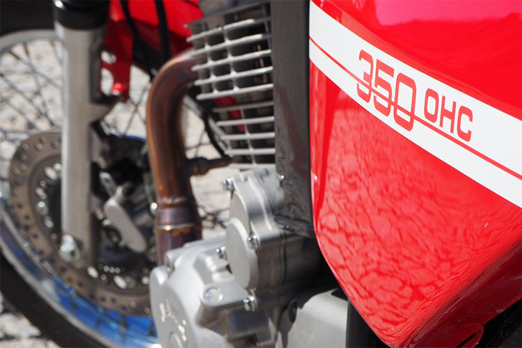 Mẫu xe Jawa 350 OHC 2018 phiên bản mới này sở hữu khối trọng lượng khô 160 kg và bình xăng 12 lít. Dù vẫn mang tên gọi 350 (theo tên cũ trước đây), tuy nhiên khối động cơ của xe có dung tích thật lên tới 397cc.