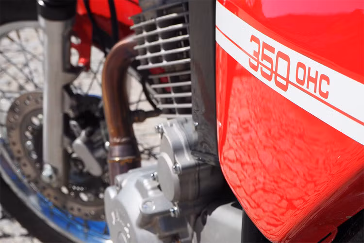 Mẫu xe Jawa 350 OHC 2018 phiên bản mới này sở hữu khối trọng lượng khô 160 kg và bình xăng 12 lít. Dù vẫn mang tên gọi 350 (theo tên cũ trước đây), tuy nhiên khối động cơ của xe có dung tích thật lên tới 397cc.