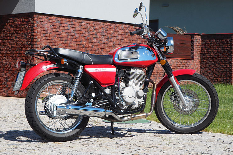 Tuy nhiên, không chịu "lùi vào quá khứ", mới đây mẫu xe Jawa 350 phân khối đã "hồi sinh" tại châu Âu, sử dụng động cơ 4 kỳ và được nâng cấp về nhiều mặt. Tên gọi chính thức của mẫu xe này là Jawa 350 OHC.