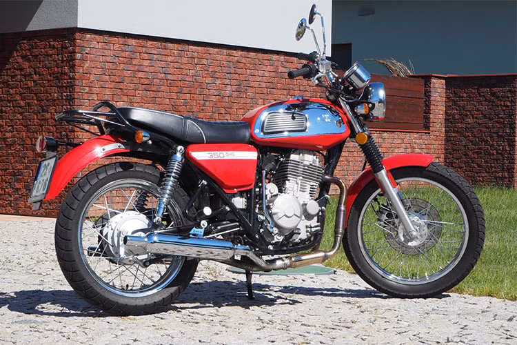 Tuy nhiên, không chịu "lùi vào quá khứ", mới đây mẫu xe Jawa 350 phân khối đã "hồi sinh" tại châu Âu, sử dụng động cơ 4 kỳ và được nâng cấp về nhiều mặt. Tên gọi chính thức của mẫu xe này là Jawa 350 OHC.