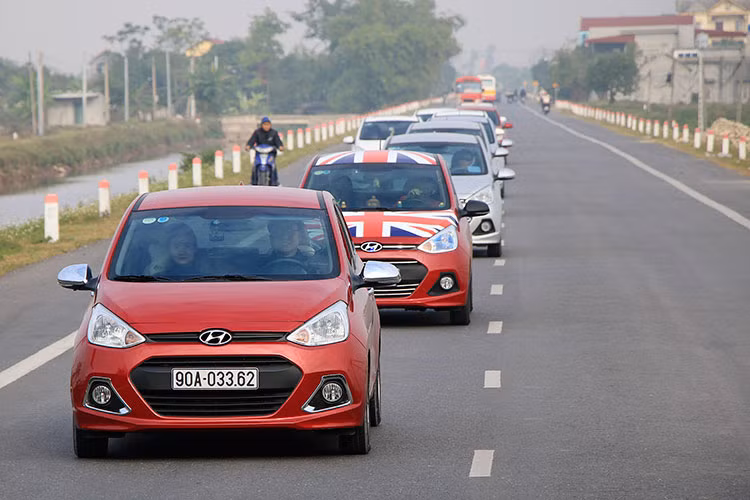 Trước năm mới 2018 hơn một tháng, mẫu xe gia đình hạng A Hyundai Grand i10 của Hyundai Thành Công được giảm giá từ 20-40 triệu đồng. Hiện tại Hyundai Grand i10 lắp trong nước có tới 9 phiên bản và giá xe chỉ từ 315 đến 415 triệu đồng, tạo nên lợi thế rất lớn so với đối thủ chính là Kia Morning.