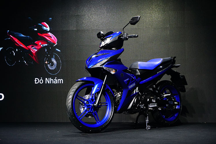 Nhìn chung, kiểu dáng tổng thể của Yamaha Exciter 2019 không thay đổi quá nhiều so với trước, khác biệt nằm ở một số chi tiết như thiết kế cụm đèn pha, dàn áo và tem xe. Cơ bản thì Exciter vẫn là một mẫu xe côn tay có thiết kế trẻ trung, thể thao và ngầu, phù hợp với những bạn trẻ.