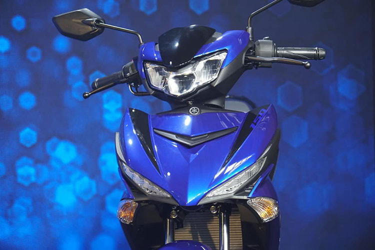 Đáng chú ý nhất trong phần thay đổi diện mạo của Exciter 2019 chính là phần đầu xe đã được thay đổi đáng kể. Hệ thống đèn trước của Yamaha Exciter 2019 được thiết kế lại và sử dụng công nghệ Full LED cho khả năng chiếu sáng tốt hơn và cũng tiết kiệm năng lượng hơn trước.