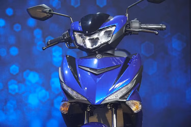 Đáng chú ý nhất trong phần thay đổi diện mạo của Exciter 2019 chính là phần đầu xe đã được thay đổi đáng kể. Hệ thống đèn trước của Yamaha Exciter 2019 được thiết kế lại và sử dụng công nghệ Full LED cho khả năng chiếu sáng tốt hơn và cũng tiết kiệm năng lượng hơn trước.