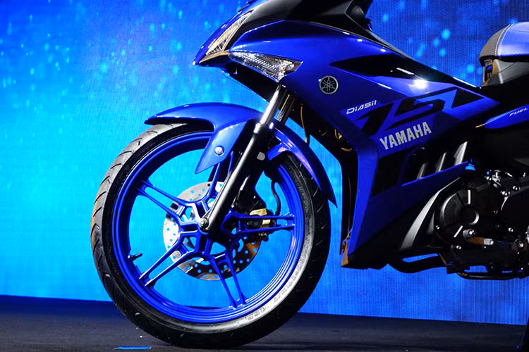 Bánh trước của xe sở hữu kích thước lớn hơn một chút so với người tiền nhiệm, thông số là 98/80-17M/C 46P. Việc gắn bánh trước lớn hơn sẽ giúp xe chạy ổn định hơn khi qua cua và trông nó cũng cứng cáp hơn. Đáng tiếc là vẫn không có phanh ABS chống bó cứng cho Exciter 2019.