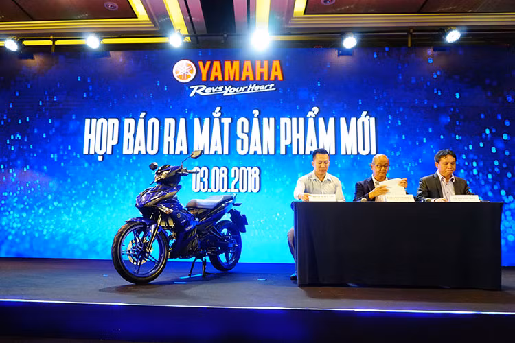 Mẫu xe máy Yamaha Exciter 2019 đã chính thức ra mắt thị trường Việt Nam trong sự kiện được tổ chức chiều ngày hôm nay, 3/8. Phiên bản mới chỉ có thay đổi ở thiết kế và tính năng so với phiên bản tiền nhiệm.