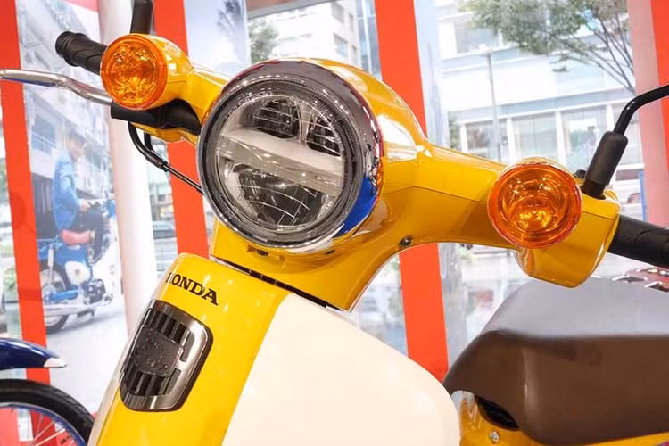 Vốn được lấy cảm hứng từ những phiên bản xe máy Honda Super Cub đầu tiên "đình đám" của mình. Trên phiên bản mới thân xe thiết kế kiểu cơ bản, mặt nạ và phần đầu xe lại chịu ảnh hưởng của thế hệ Super Cub thứ 4. Tuy nhiên, xe được trang bị hiện đại hơn với đèn pha LED 2 tầng.