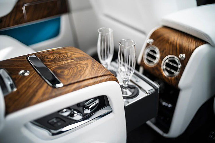 Giống như nhiều mẫu xe siêu sang của Rolls-Royce, bên trong nội thất của Cullinan 2019 được trang bị nội thất khá ấn tượng ngay từ cái nhìn đầu tiên. Cụ thể, ghế lái của Rolls-Royce Cullinan 2019 có tính năng sưởi và thông khí để đảm bảo cảm giác thoải mái nhất cho người lái, bảng đồng hồ kỹ thuật số thế hệ mới nhất và vô lăng bọc da/ốp gỗ, hệ thống thông tin giải trí mới nhất...