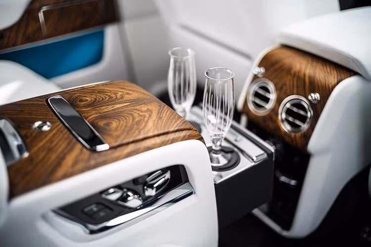 Giống như nhiều mẫu xe siêu sang của Rolls-Royce, bên trong nội thất của Cullinan 2019 được trang bị nội thất khá ấn tượng ngay từ cái nhìn đầu tiên. Cụ thể, ghế lái của Rolls-Royce Cullinan 2019 có tính năng sưởi và thông khí để đảm bảo cảm giác thoải mái nhất cho người lái, bảng đồng hồ kỹ thuật số thế hệ mới nhất và vô lăng bọc da/ốp gỗ, hệ thống thông tin giải trí mới nhất...
