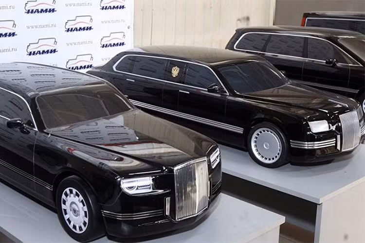 Sau 3 năm nghiên cứu và phát triển, phiên bản siêu xe limousine chống đạn dành riêng cho tổng thống Nga Vladimir Putin đã sắp sửa được đưa vào sử dụng. Thông tin này mới đây đã được ông Denis Manturov – Bộ trưởng bộ Thương mại và Công nghiệp Nga xác nhận.
