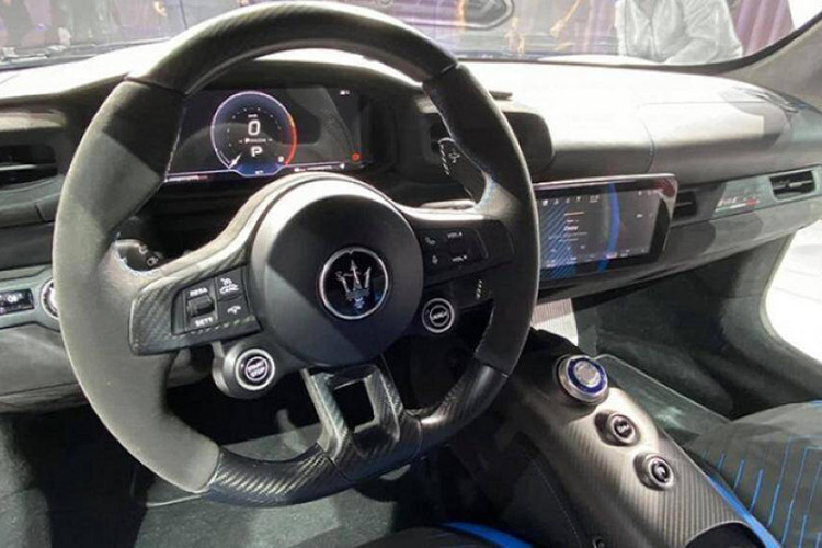 Đối với nội thất, điểm nhấn đáng chú ý trong khoang cabin của Maserati MC20 là hệ thống thông tin giải trí, gồm cụm kết nối Maserati Connect, cụm giải trí MIA và màn hình cảm ứng 10 inch tích hợp các tính năng như trợ lý ảo Alexa, kết nối điện thoại thông minh, định vị dẫn đường, phát Wifi kết nối Internet,…