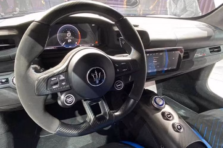 Đối với nội thất, điểm nhấn đáng chú ý trong khoang cabin của Maserati MC20 là hệ thống thông tin giải trí, gồm cụm kết nối Maserati Connect, cụm giải trí MIA và màn hình cảm ứng 10 inch tích hợp các tính năng như trợ lý ảo Alexa, kết nối điện thoại thông minh, định vị dẫn đường, phát Wifi kết nối Internet,…