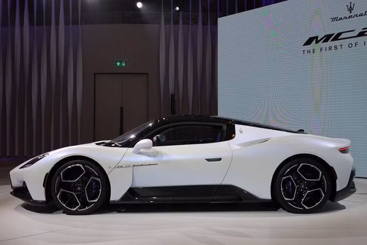 Chiếc Maserati MC20 của Lukaku mới tậu sở hữu màu sơn trắng ngọc Bianco Audace. Các chi tiết độc đáo của xe như cửa ra vào kiểu cánh bướm, các vòm bánh xe phía sau cơ bắp và cửa sổ sau đặc biệt với biểu tượng cây đinh ba. Bên cạnh đó, xe cũng được trang bị hệ thống đèn chiếu sáng LED, bộ khuếch tán thể thao phía sau bằng sợi carbon.