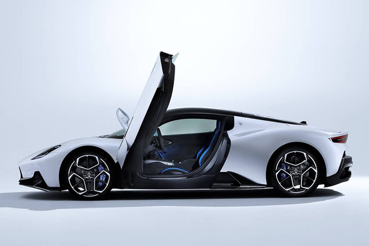 Với mức lương xấp xỉ 400.000 bảng/tuần tại Chelsea như tiết lộ của tờ Daily Mail, thì bộ sưu tập siêu xe này rõ ràng chẳng khiến Lukaku nghèo đi chút nào. Nếu muốn, tiền đạo người Bỉ thậm chí có thể chọn mỗi ngày một siêu xe để lái ra đường.