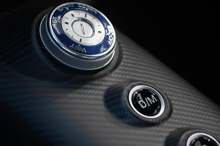 Khối động cơ tăng áp kép V6 3.0L này giúp siêu xe Maserati MC20 của Lukaku có thể tăng tốc từ 0 - 100 km/h chỉ trong 2,9 giây trước khi cán tốc độ tối đa 325 km/h.