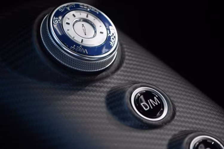 Khối động cơ tăng áp kép V6 3.0L này giúp siêu xe Maserati MC20 của Lukaku có thể tăng tốc từ 0 - 100 km/h chỉ trong 2,9 giây trước khi cán tốc độ tối đa 325 km/h.