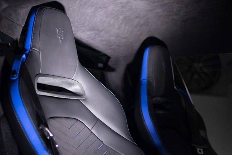 Cung cấp sức mạnh cho siêu xe Maserati MC20 là khối động cơ tăng áp kép V6 3.0L sản sinh công suất 621 mã lực và mô-men xoắn cực đại 730 Nm, kết hợp với hộp số ly hợp kép tám cấp cùng hệ dẫn động cầu sau và bộ vi sai chống trượt.