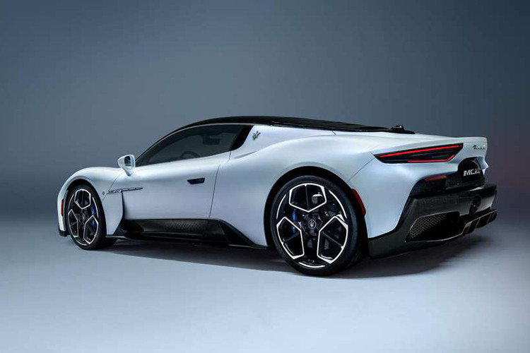 Bên cạnh chiếc Maserati MC20 trị giá 220.000 Euro này, cầu thủ 28 tuổi còn sở hữu nhiều siêu xe đắt giá khác. Theo báo chí Anh, ga-ra nhà Lukaku còn có một chiếc Maserati GranCabrio MC, Rolls-Royce Wraith, Bentley Continental GT và ít nhất ba chiếc Mercedes...