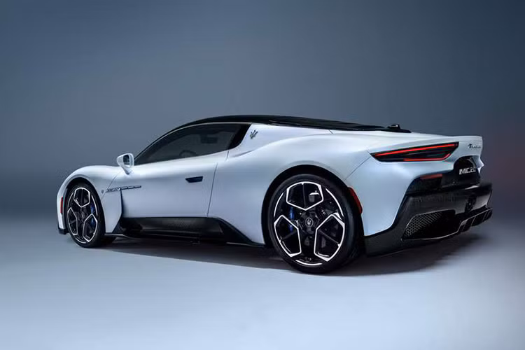 Bên cạnh chiếc Maserati MC20 trị giá 220.000 Euro này, cầu thủ 28 tuổi còn sở hữu nhiều siêu xe đắt giá khác. Theo báo chí Anh, ga-ra nhà Lukaku còn có một chiếc Maserati GranCabrio MC, Rolls-Royce Wraith, Bentley Continental GT và ít nhất ba chiếc Mercedes...