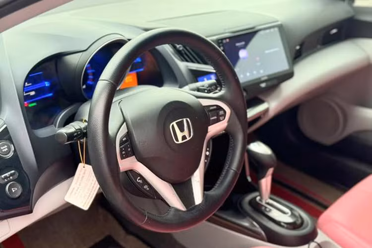 Về khả năng vận hành, Honda CR-Z 2010 sử dụng động cơ xăng 1.5L kết hợp với mô-tơ điện, sản sinh tổng công suất 123 mã lực và mô-men xoắn 174Nm. Theo thông tin từ nhà sản xuất, mẫu xe này có mức tiêu hao nhiên liệu khá tiết kiệm, chỉ khoảng 4 lít xăng/100km.