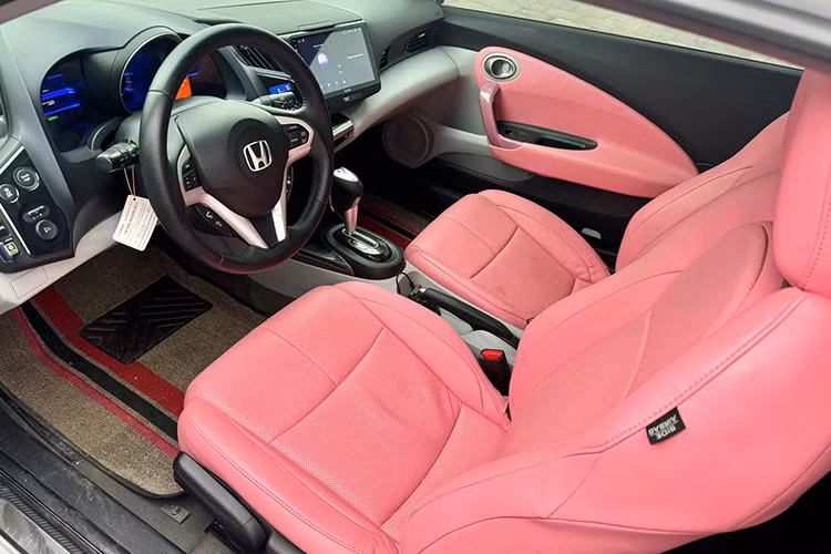 Chiếc Honda CR-Z 2010 trong bài viết có nội thất đã được cải tiến, với ghế ngồi và táp-pi cửa được bọc lại da màu hồng thay vì nguyên bản. Tuy nhiên, các chi tiết khác của xe vẫn giữ được trạng thái ổn, không bị xuống cấp quá nhiều sau 15 năm sử dụng. Ngoài ra, chủ cũ của xe còn lắp đặt một màn hình Android để phục vụ nhu cầu giải trí.